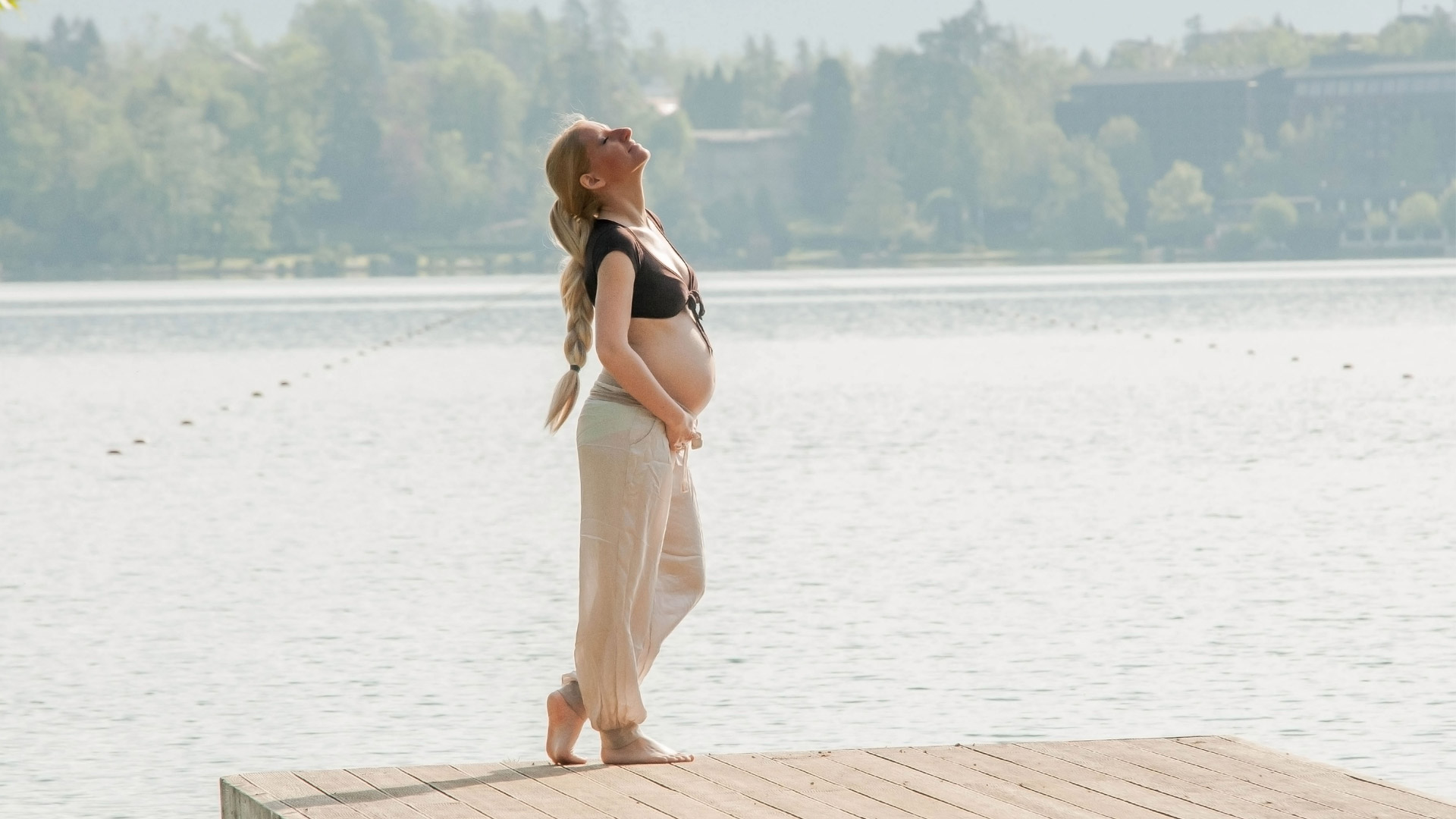 水辺の妊婦