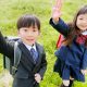 小学校に入学する男の子と女の子