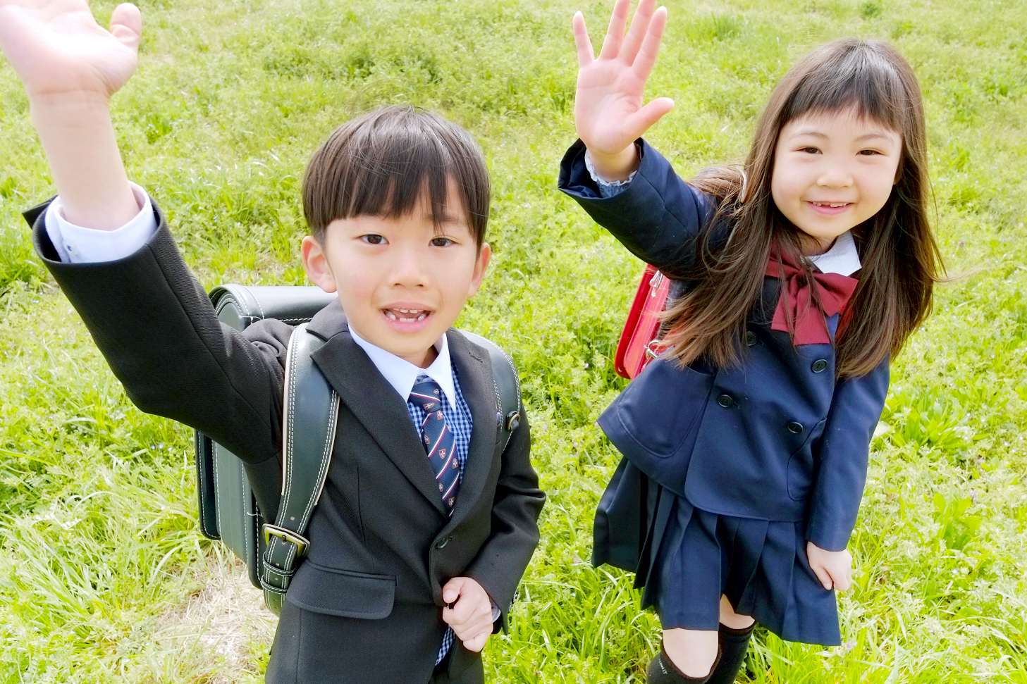 小学校に入学する男の子と女の子