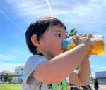 水分補給をする保育園児の男の子