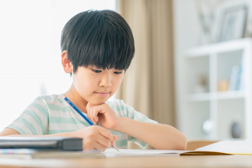 自宅で勉強する小学生の男の子