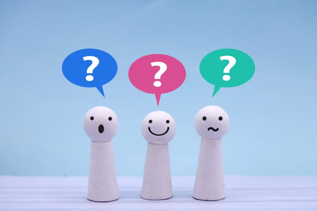 疑問に思う３人の人達