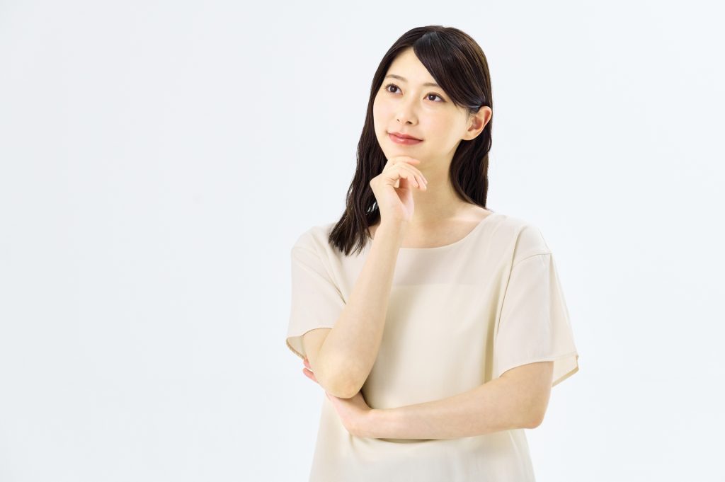 考える女性
