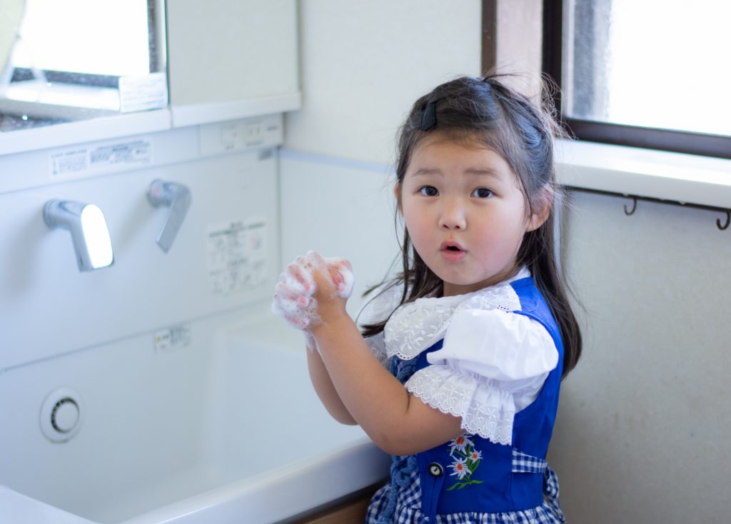 手を洗う幼稚園児