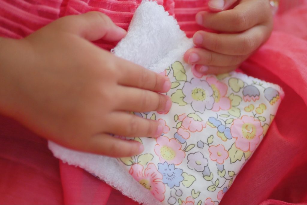 子どもがハンカチを手に持っている