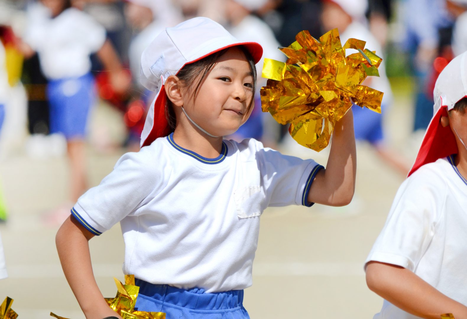 運動会で演技をする女の子