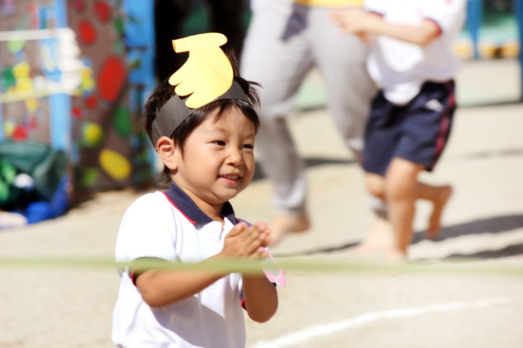 運動会で演技をする、保育園児の男の子
