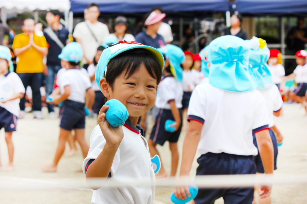 玉入れの玉をもって、ポーズをとる男の子