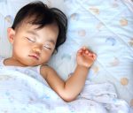 お昼寝をする幼児