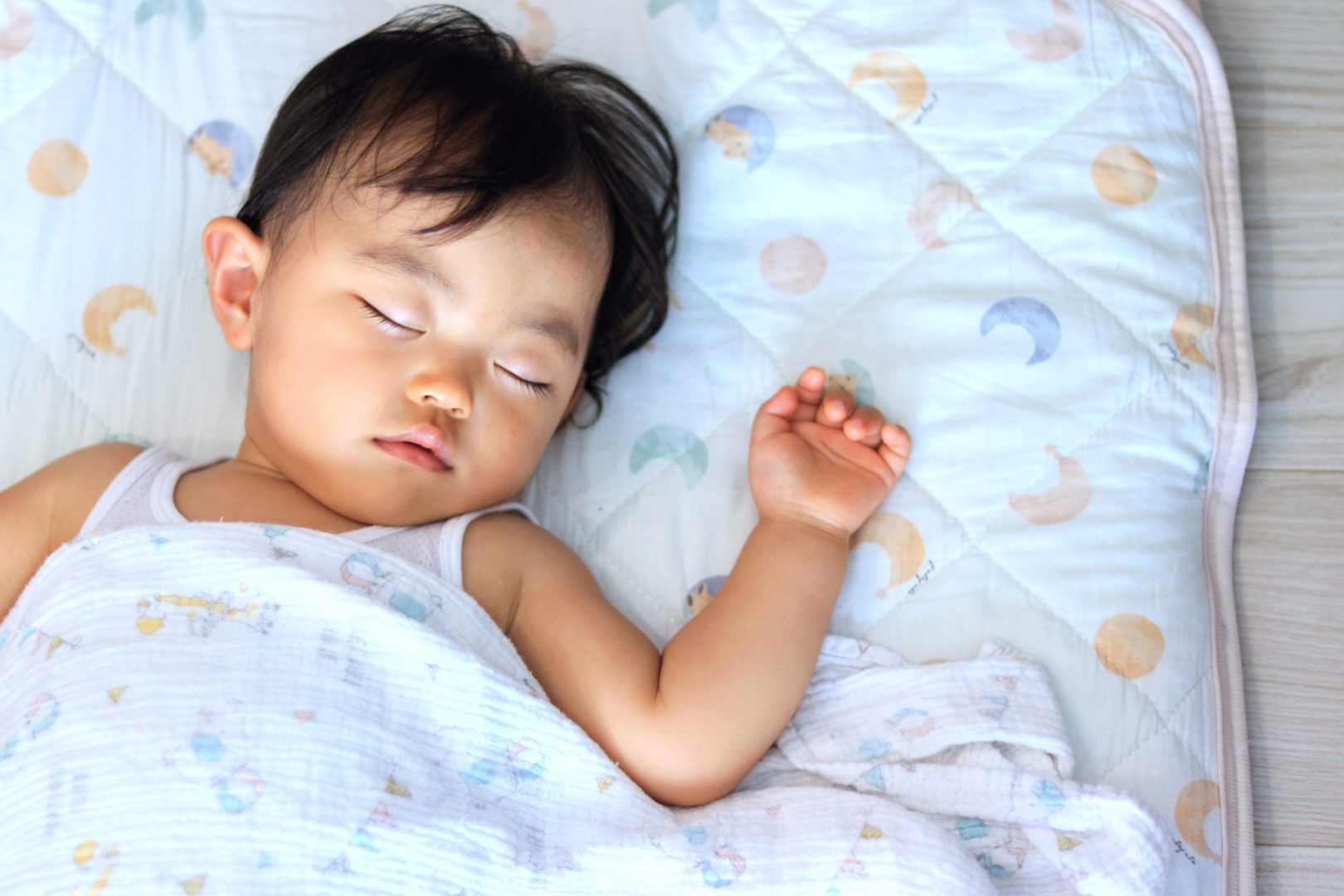お昼寝をする幼児