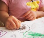 クレヨンでお絵かきをする子ども