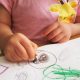 クレヨンでお絵かきをする子ども