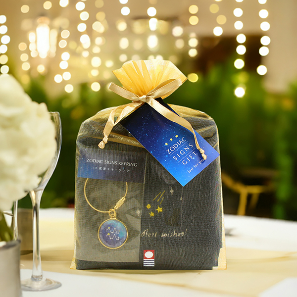 ネコと流れ星の今治タオルハンカチ。